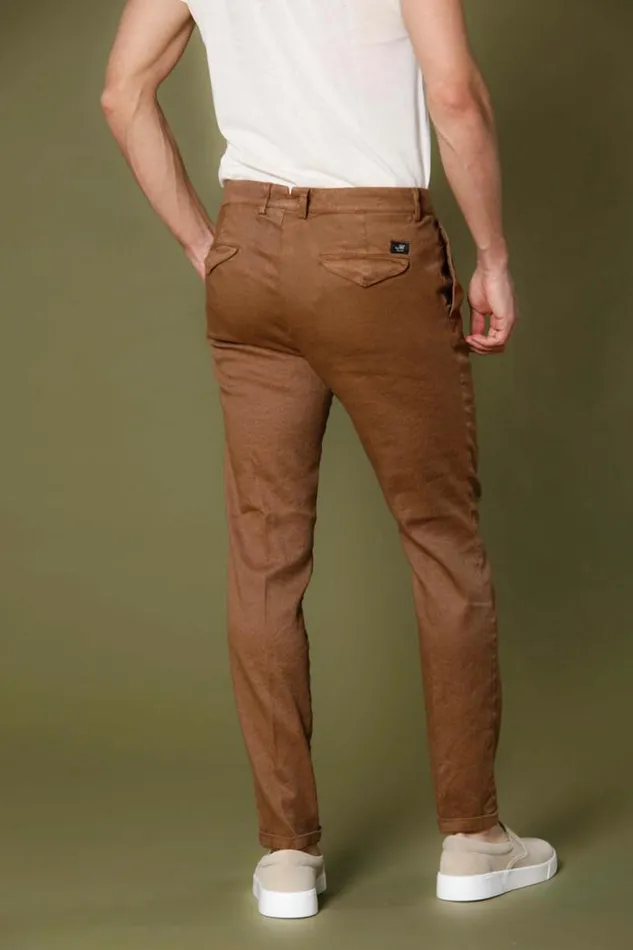Man Amalfi 2 Pinces Chino Pants In Linen And Cotton Twill Carrot Fit Mason039s Pants