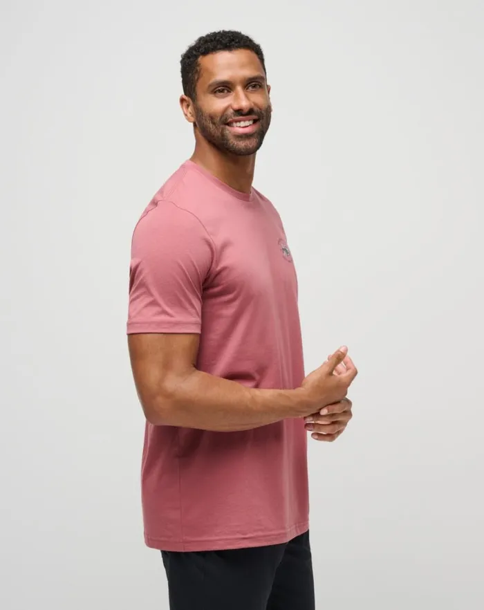 Men Tees TravisMathew LITTLE DRUMMER TEE Roan Rouge Men Tees TravisMathew LITTLE DRUMMER TEE Roan Rouge